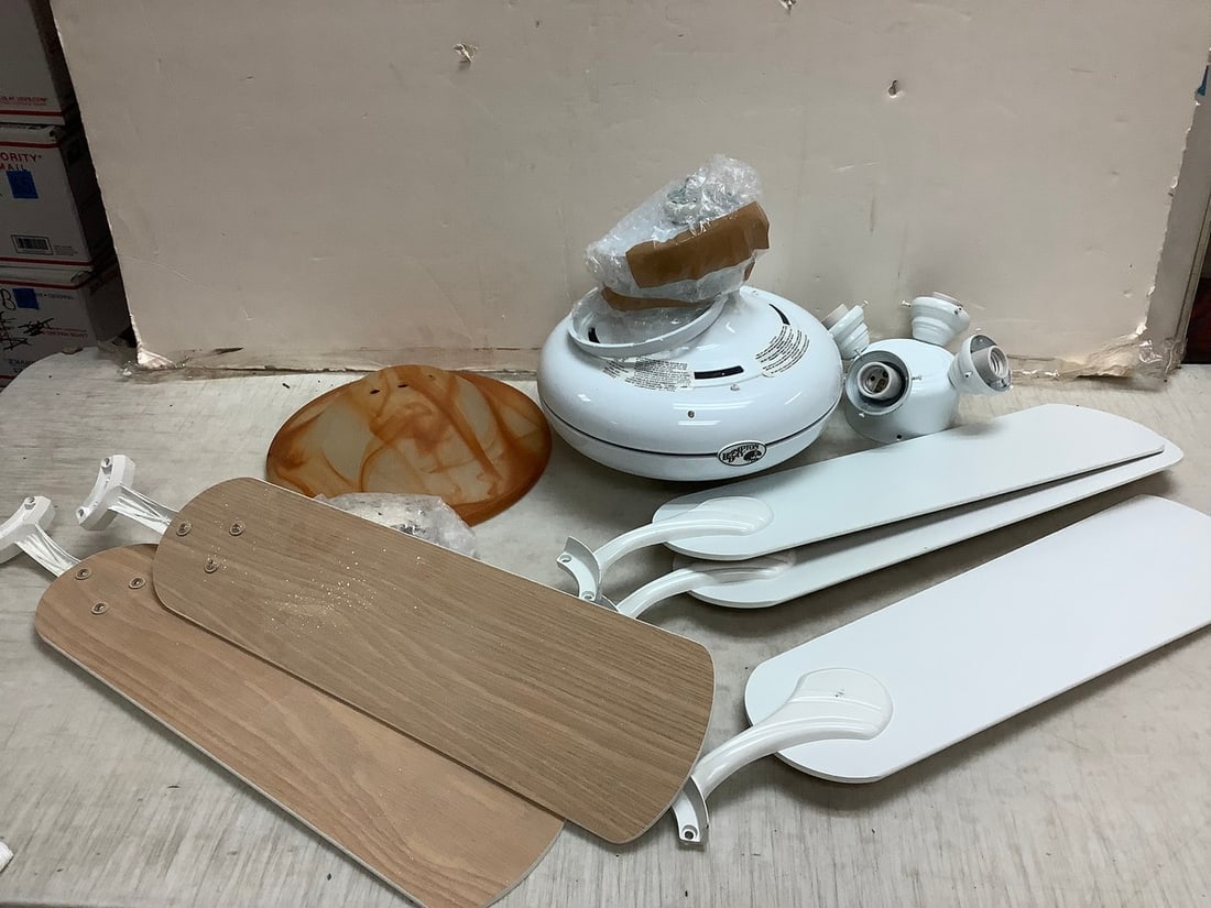 White Ceiling Fan (5 Blade): White Ceiling Fan (5 Blade)