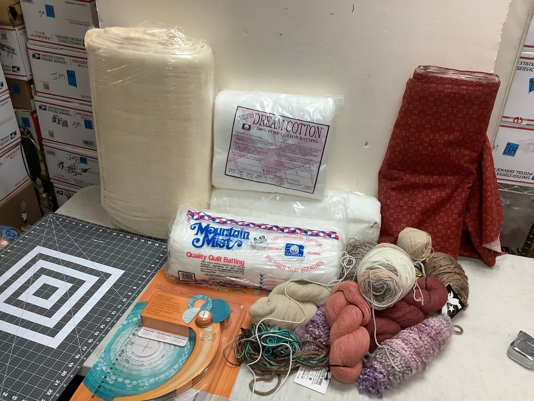 Lot of quilter, fabrics, material and more (1 of 1)