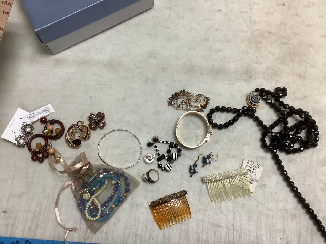 Lot of costume jewelry (bracelet, earrings, necklaces, and more): Lot of costume jewelry (bracelet, earrings, necklaces, and more)