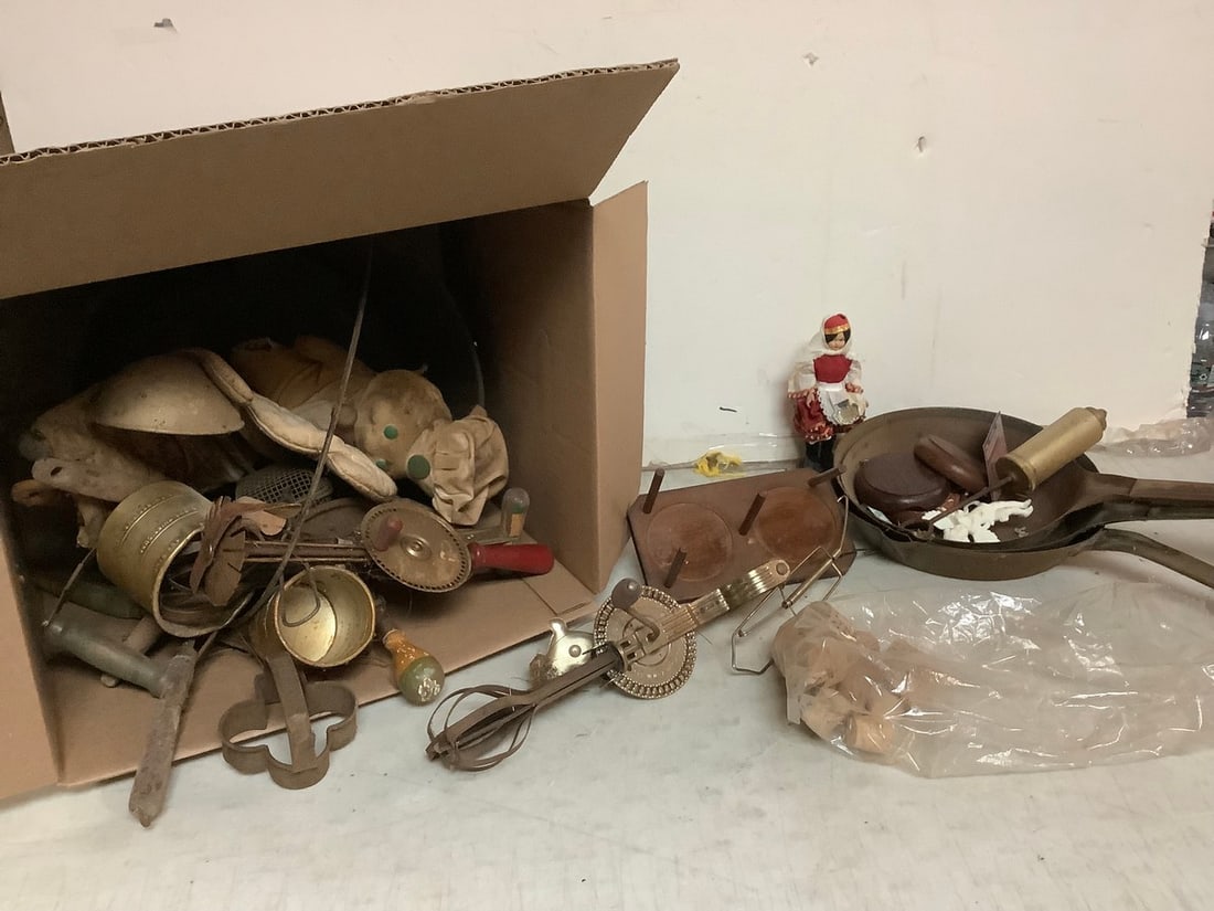 Lot of vintage kitchenware (1 of 1)