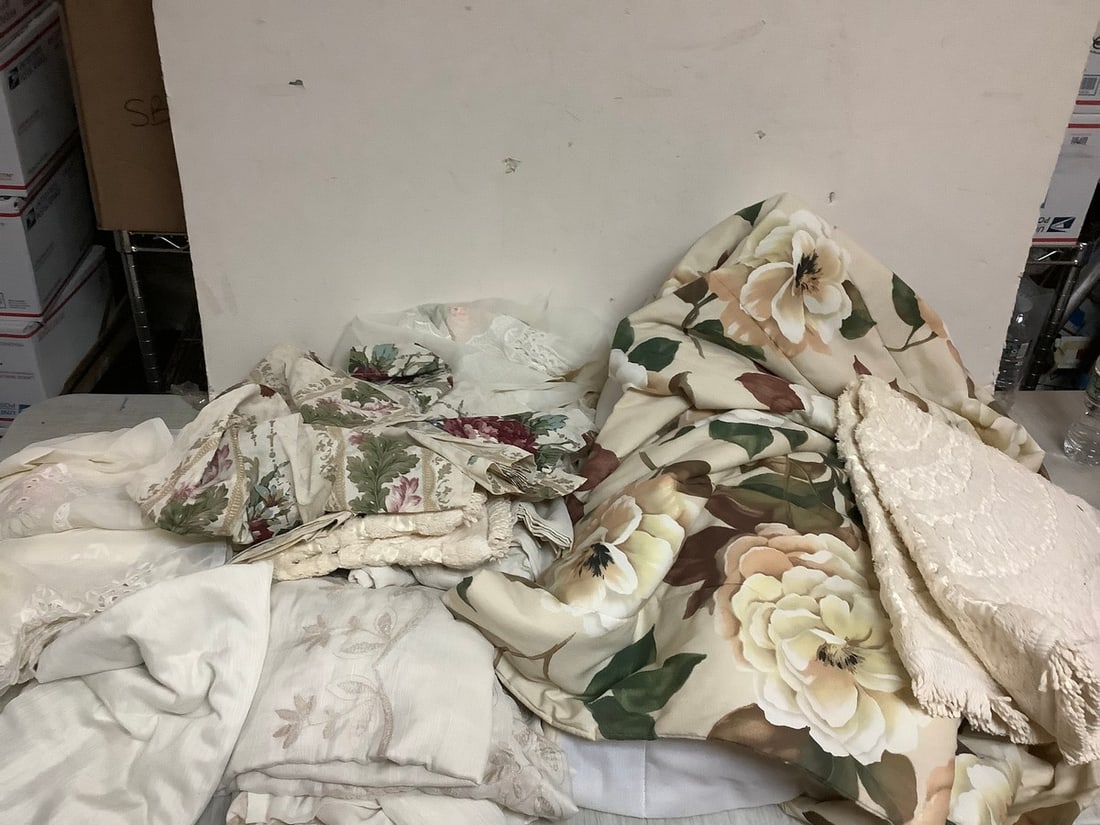 Lot of decorative curtains and blanket: Lot of decorative curtains and blanket