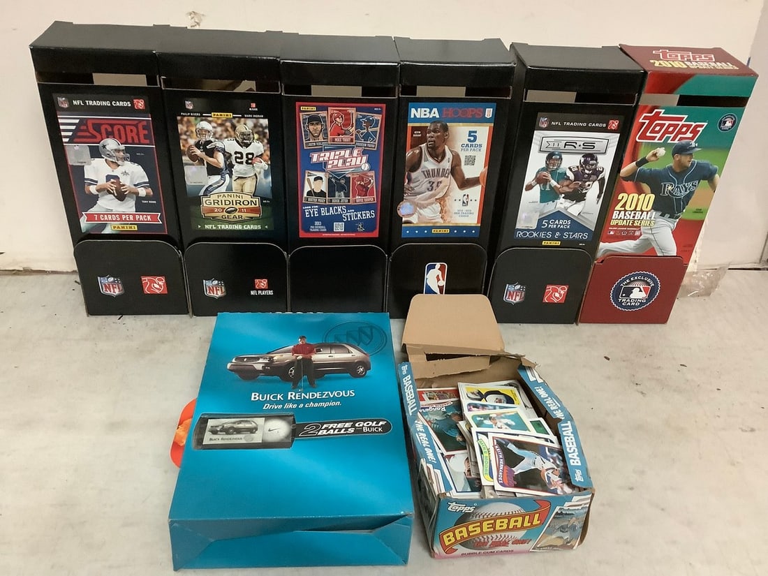 Lot of Topps collectible baseball cards, Buick golf balls, and collectible card boxes: Lot of Topps collectible baseball cards, Buick golf balls, and collectible card boxes