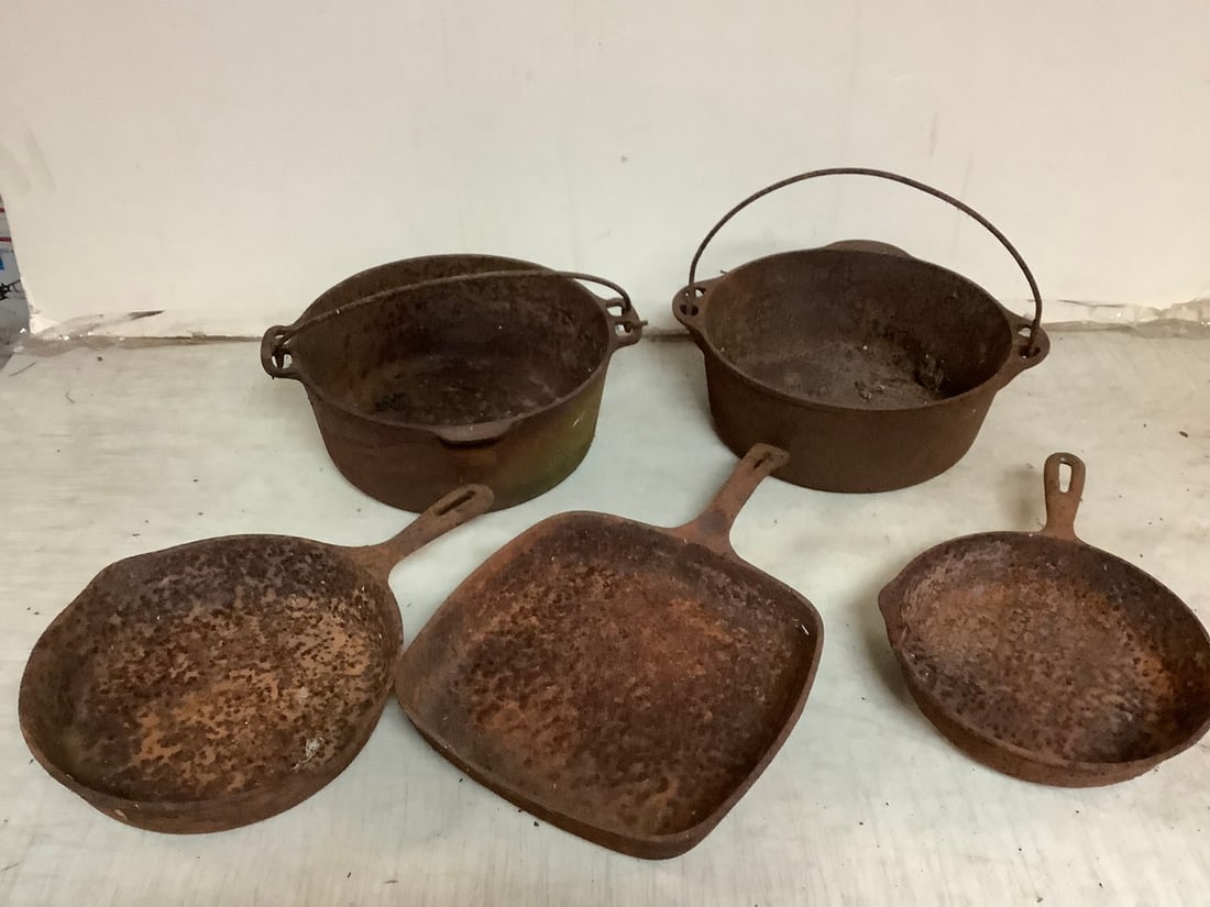 Lot of vintage cast iron pans, skillet, and cast iron dutch ovenware (1 of 1)