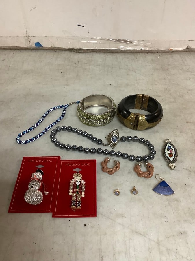 Lot of Tiffany's necklace, costume jewelry and Holiday Lane Christmas ornaments: Lot of Tiffany's necklace, costume jewelry and Holiday Lane Christmas ornaments