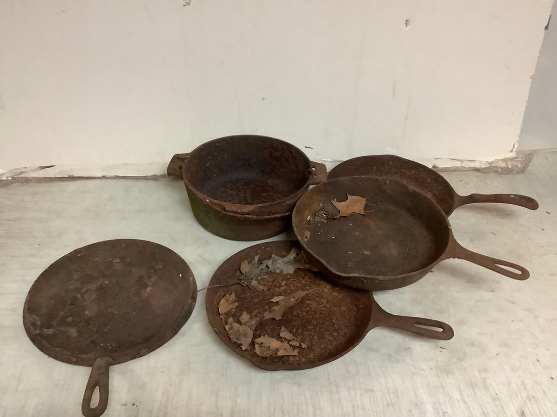 Lot of vintage cast iron frying pans (1 of 1)