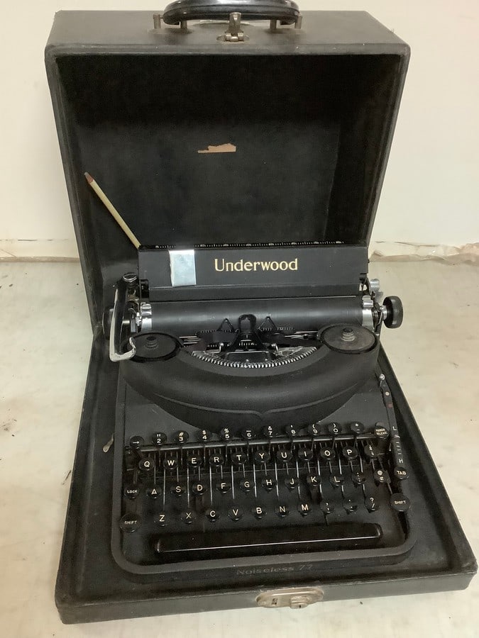 Vintage Underwood typewriter (1 of 1)