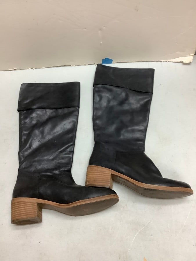 Woman's UGG tall black leather boots size 8 (1 of 1)