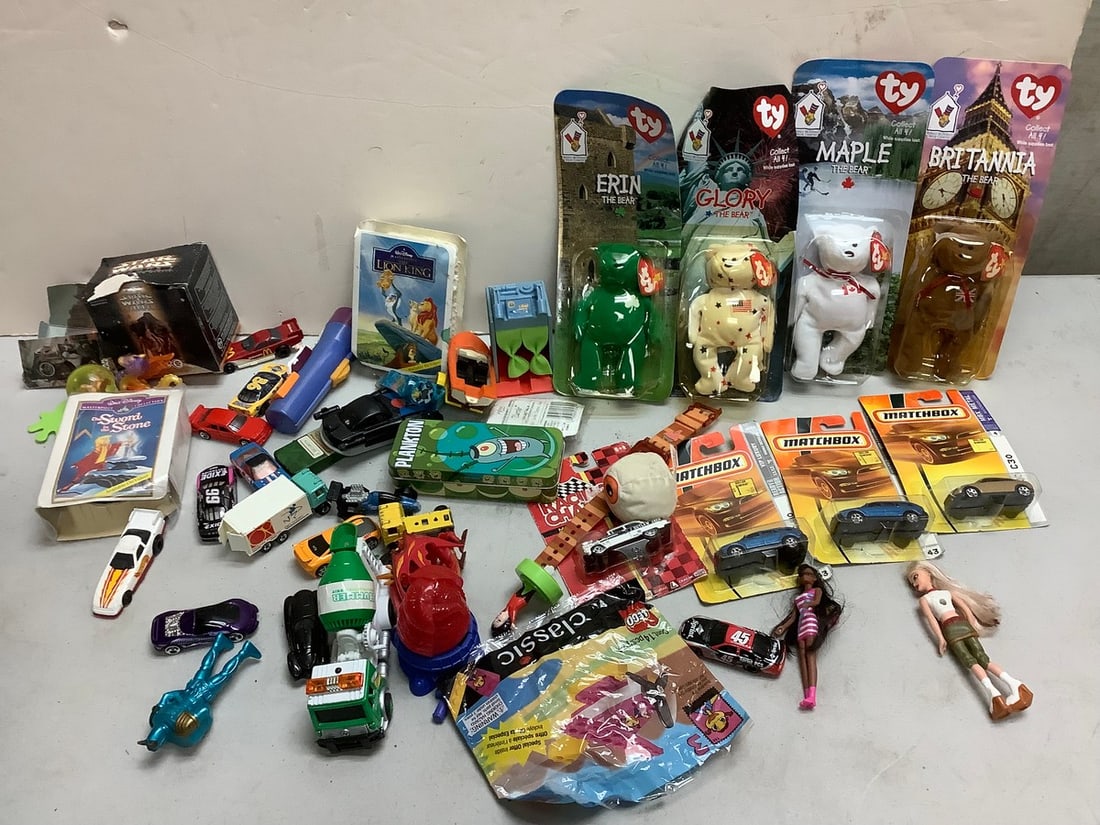 Lot of vintage matchbox cars, beanie babies collectibles, and other toys: Lot of vintage matchbox cars, beanie babies collectibles, and other toys