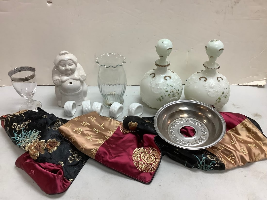 Lot of vintage dresser bottles and more(tallest 9.5in.): Lot of vintage dresser bottles and more(tallest 9.5in.)