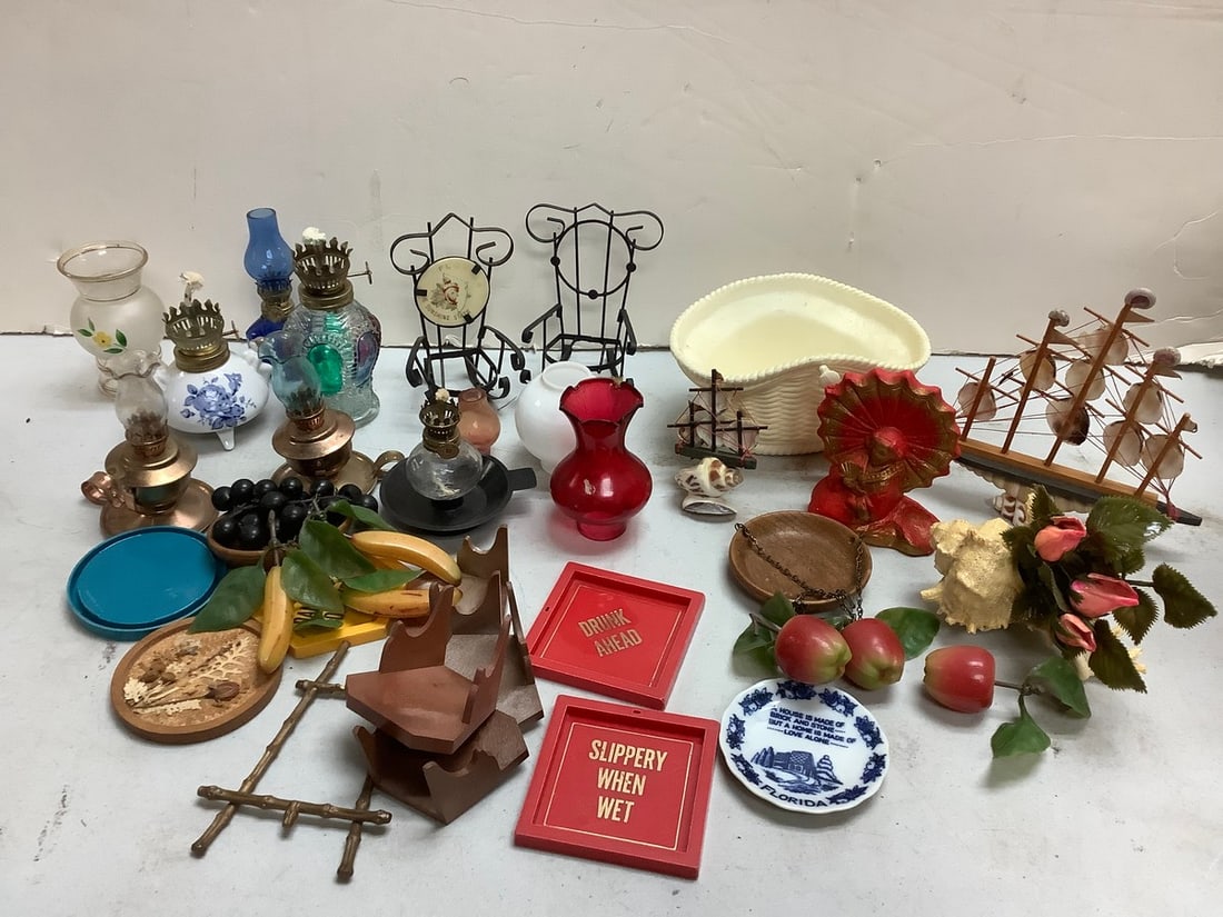 Lot of vintage house decor(miniature oil lamps, trinkets, and more -tallest 5.5in.): Lot of vintage house decor(miniature oil lamps, trinkets, and more -tallest 5.5in.)