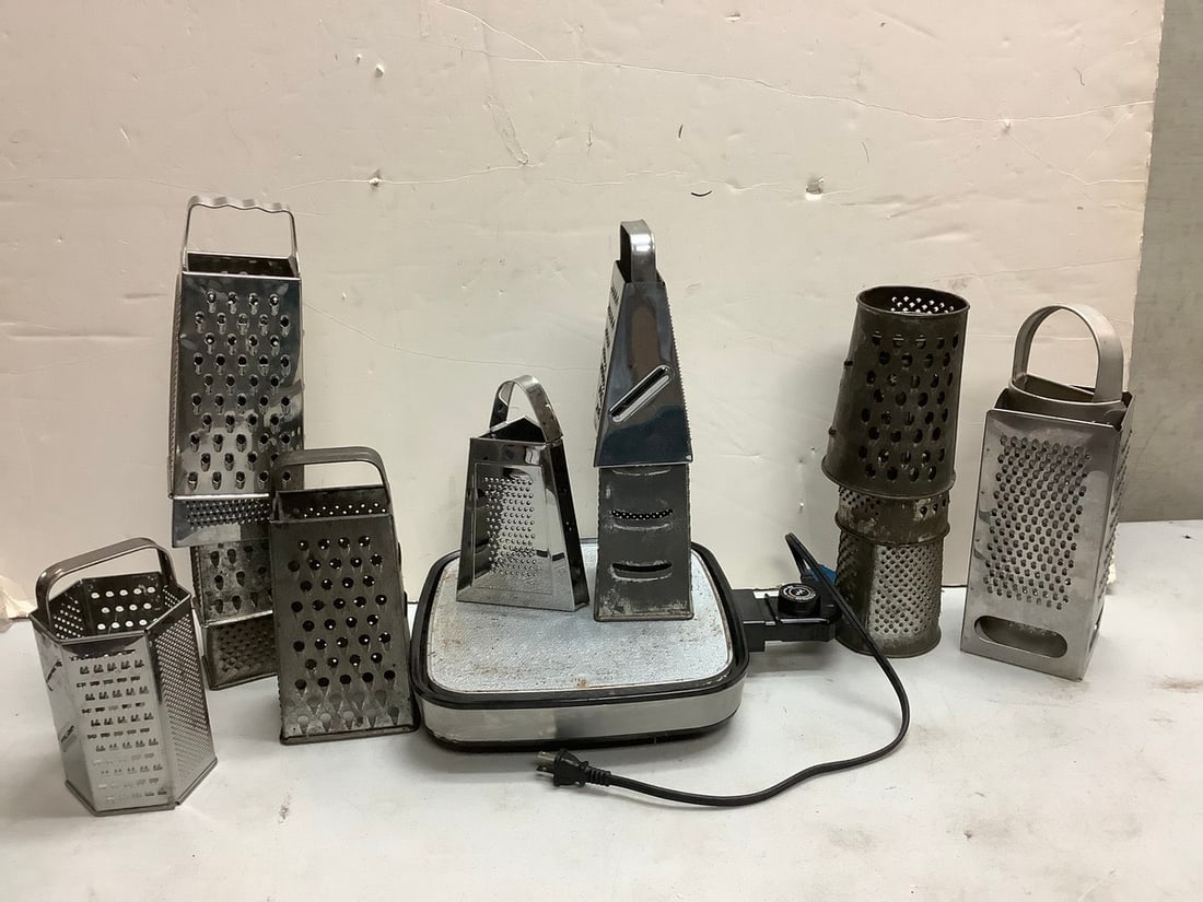 Lot of vintage kitchen graters and skillet: Lot of vintage kitchen graters and skillet