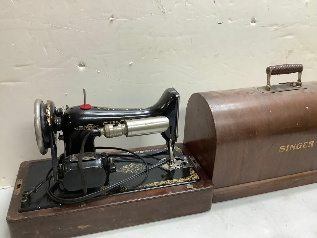 Vintage sewing machine with cover(The Singer Manafacturing Co.): Vintage sewing machine with cover(The Singer Manafacturing Co.)