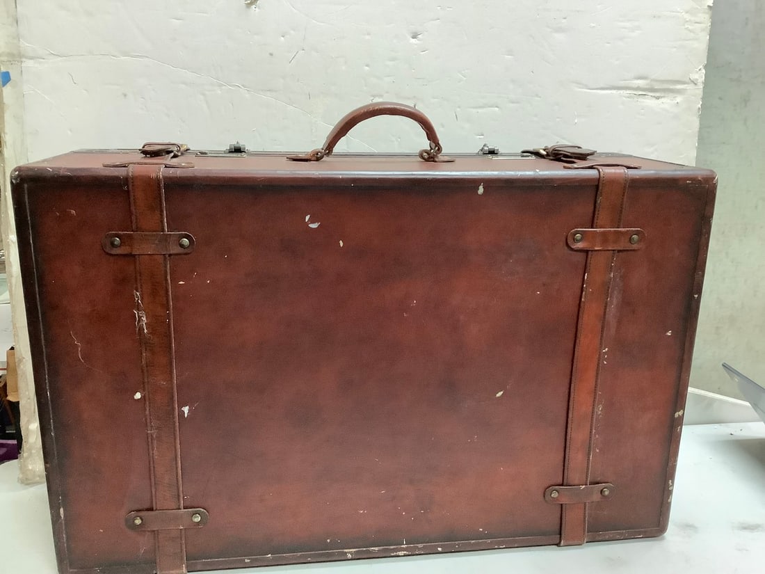 Vintage chest(32in.x20in.x11in.): Vintage chest(32in.x20in.x11in.)