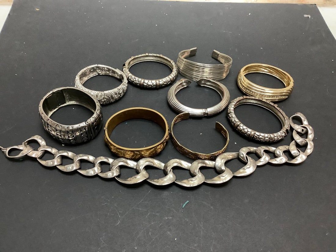 Lot of Costume Jewlery (bracelets and more): Lot of Costume Jewlery (bracelets and more)
