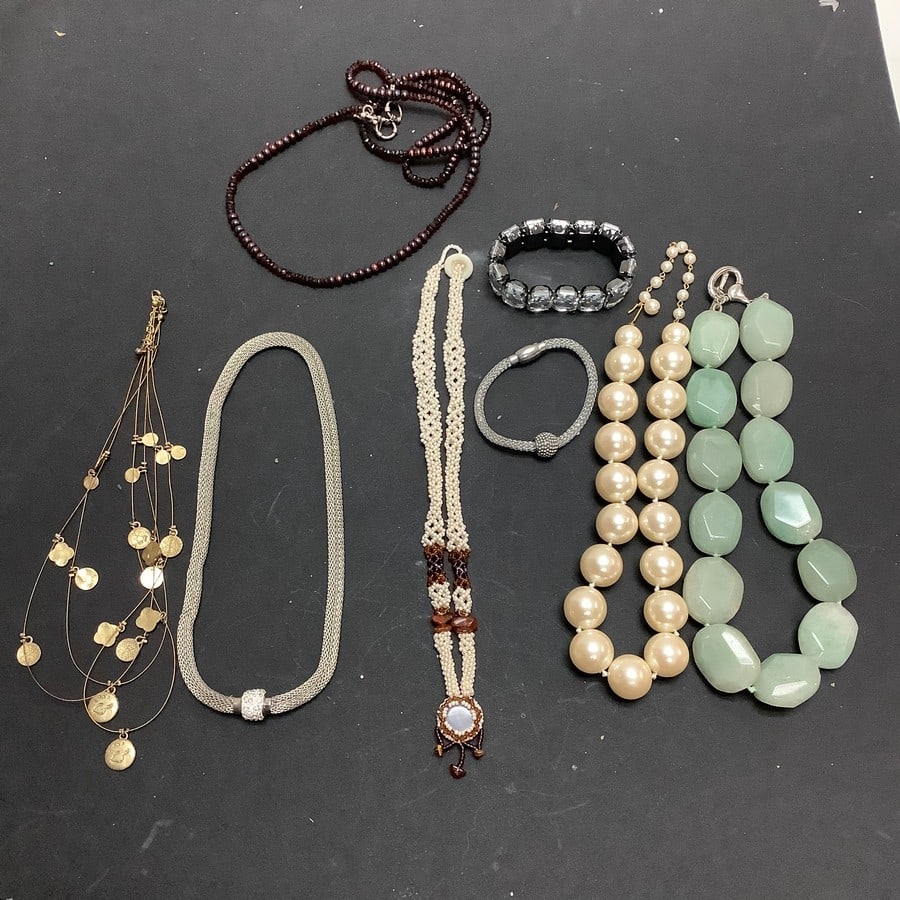 Lot of Costume Jewlery (necklaces and bracelets): Lot of Costume Jewlery (necklaces and bracelets)
