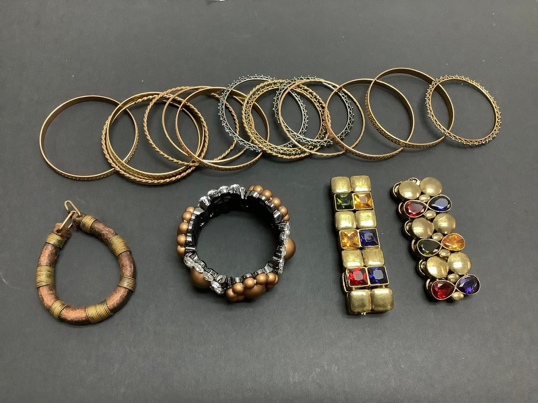 Lot of Costume Jewlery (Bracelets ): Lot of Costume Jewlery (Bracelets )