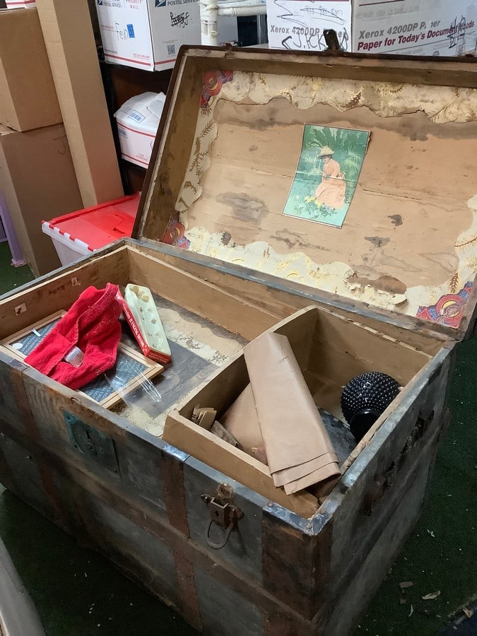 Vintage chest(32.5in.x19in.x21in.): Vintage chest(32.5in.x19in.x21in.)