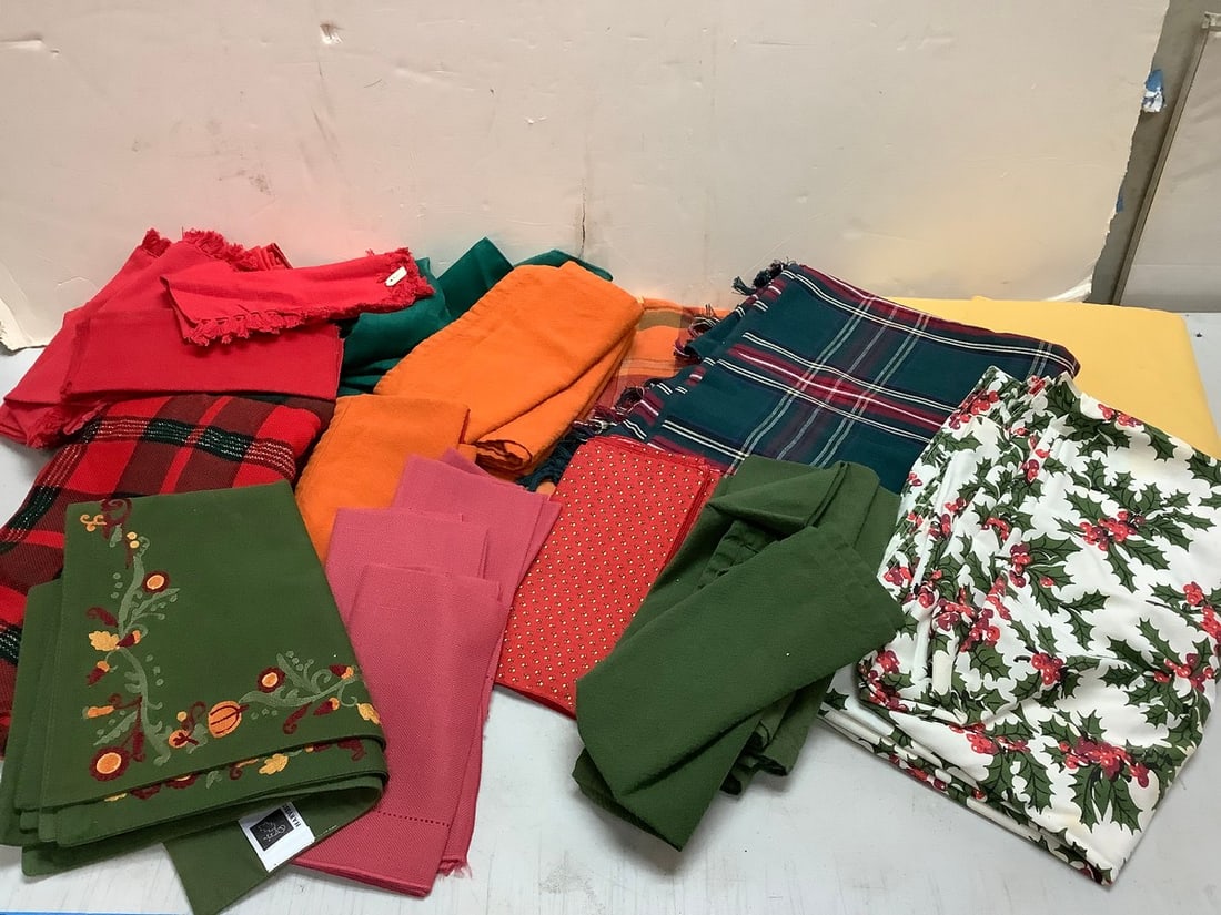 Lot of placemats, tablecloths, and more: Lot of placemats, tablecloths, and more