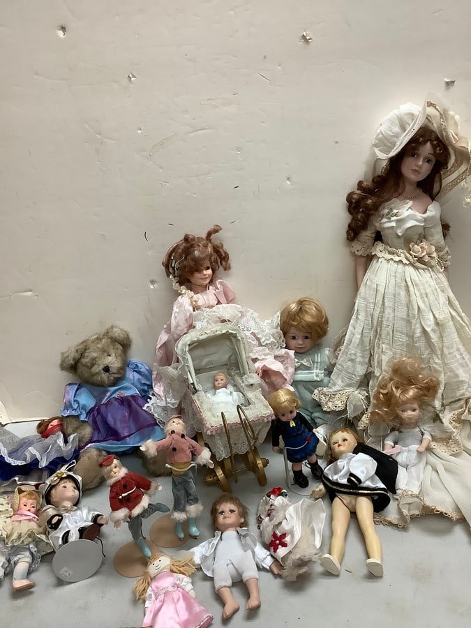 Lot of various ceramic dolls(Chatelaine, A Royal Doll, and more tallest 23.5in.) (1 of 1)