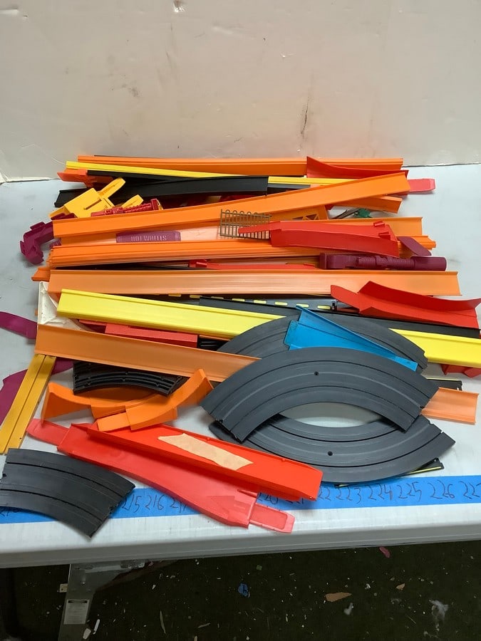 Lot of hotwheels tracks and train tracks (1 of 1)