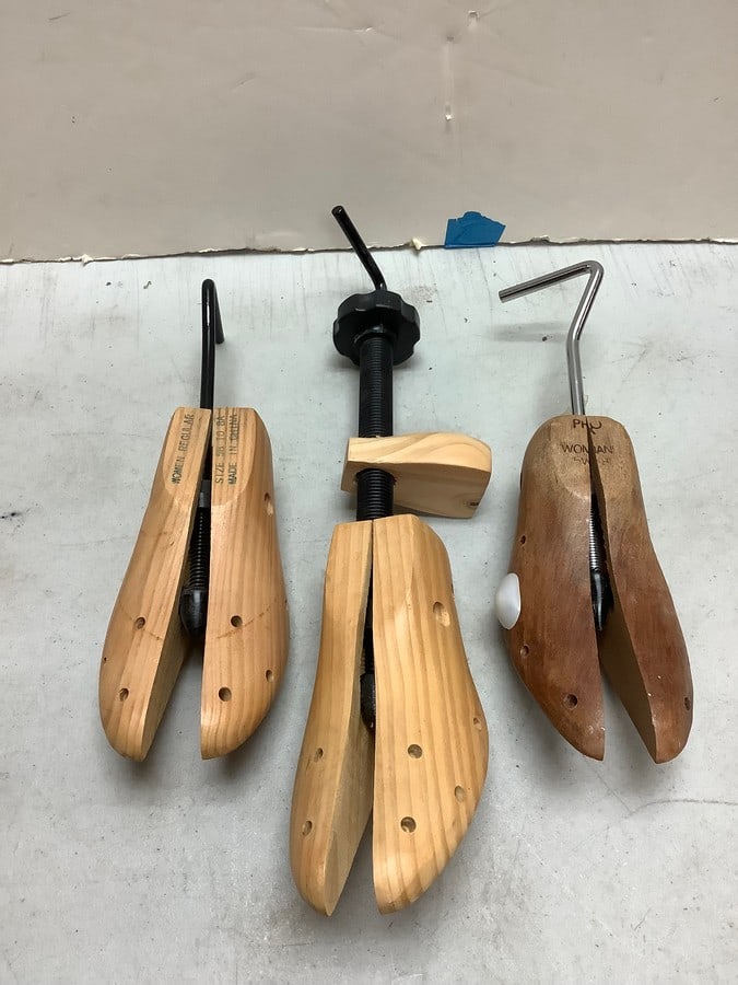 Lot of wooden shoe stretchers: Lot of wooden shoe stretchers