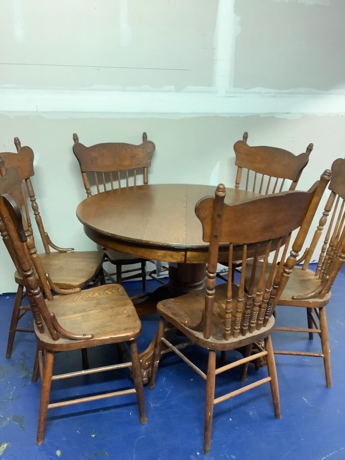 Tiger Paw Oak table(43in.across) with Oak chairs (with 2 leaves ): Tiger Paw Oak table(43in.across) with Oak chairs (with 2 leaves )