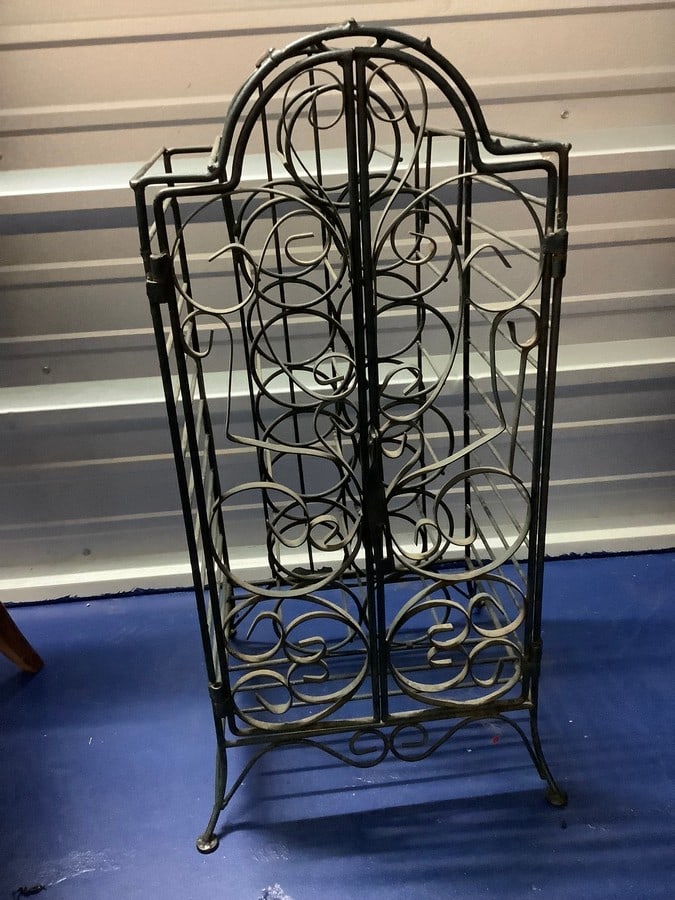 Metal wine rack(32in.x15in.x12in.): Metal wine rack(32in.x15in.x12in.)