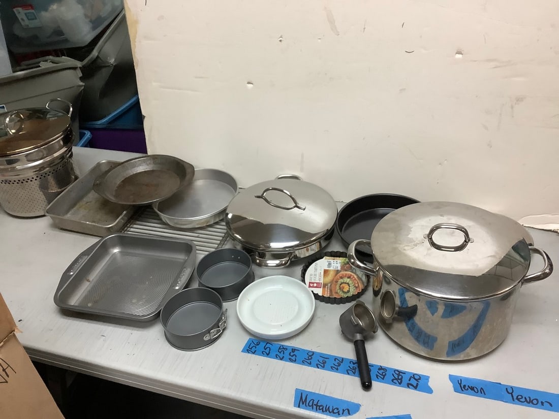 Lot of Pots With Lids, Baking Pans, Cooling Rack, Strainer, and More: Lot of Pots With Lids, Baking Pans, Cooling Rack, Strainer, and More