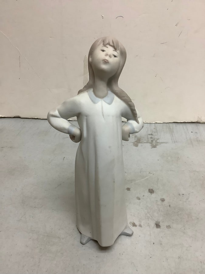 Lladro ceramic woman(8.25in.tall): Lladro ceramic woman(8.25in.tall)