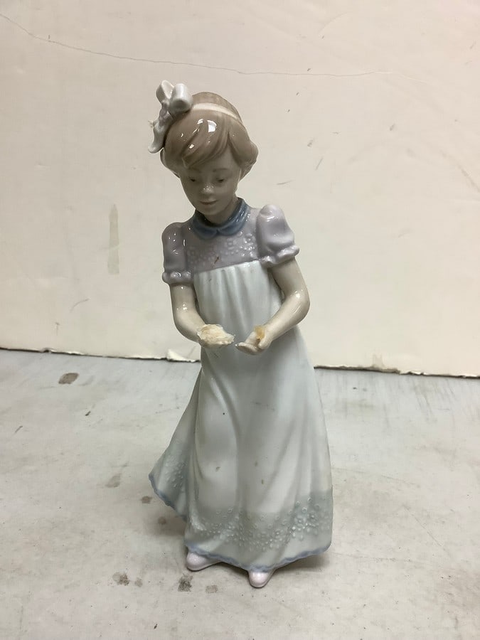 Lladro ceramic girl(8in.tall): Lladro ceramic girl(8in.tall)