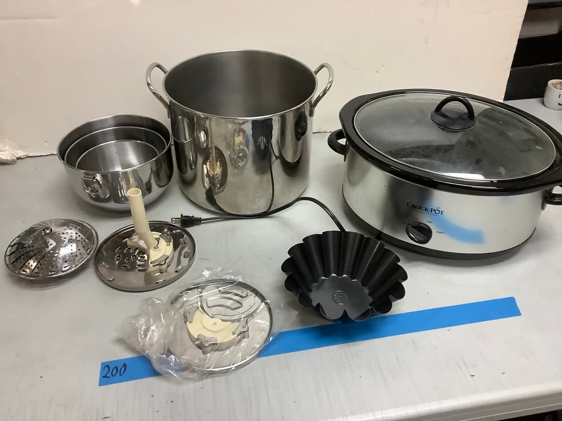 Lot of Kitchenware, Crookpot and more.: Lot of Kitchenware, Crookpot and more.