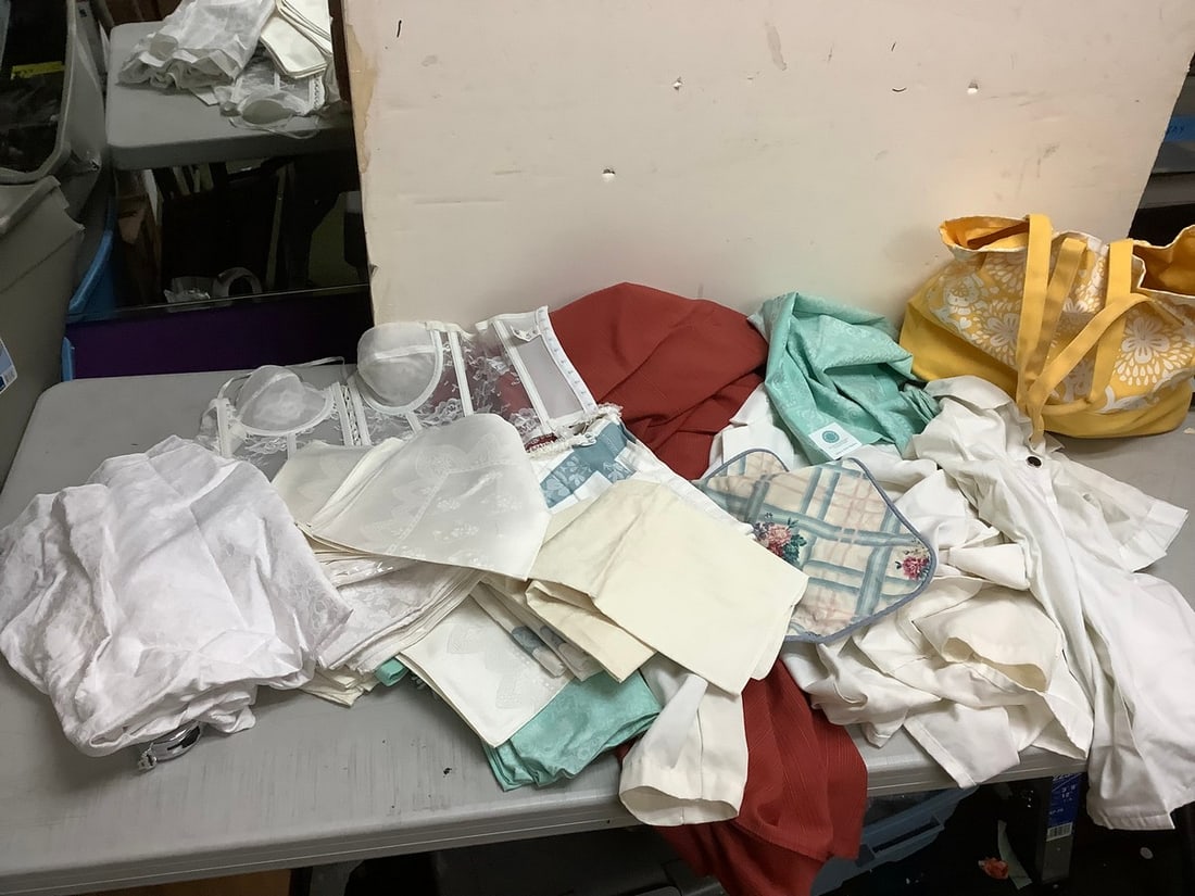 Lot of liners, Chef jackets ( sixe 42, size L), napkins, Corset top (Size 34), and more: Lot of liners, Chef jackets ( sixe 42, size L), napkins, Corset top (Size 34), and more