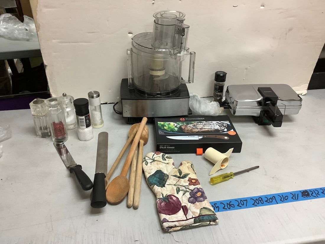 Lot of Master Class Premium collection steak knife, and more kitchenware. (1 of 1)