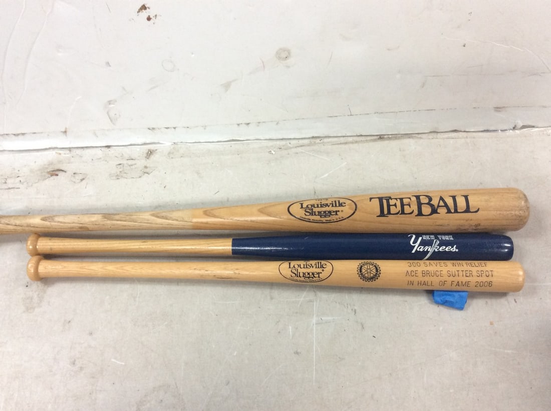 Wooden baseball bats(New York Yankees, Louisville Slugger-longest 26in.): Wooden baseball bats(New York Yankees, Louisville Slugger-longest 26in.)