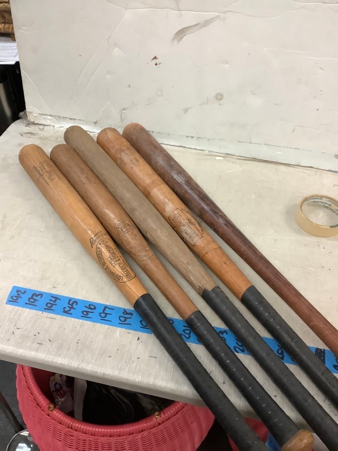 Louieville slugger and more bats 32in longest: Louieville slugger and more bats 32in longest