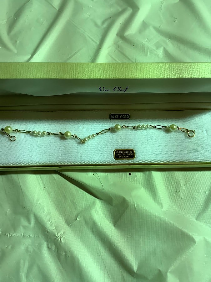 14K Gold and pearl bracelet 7 inches: 14K Gold and pearl bracelet 7 inches