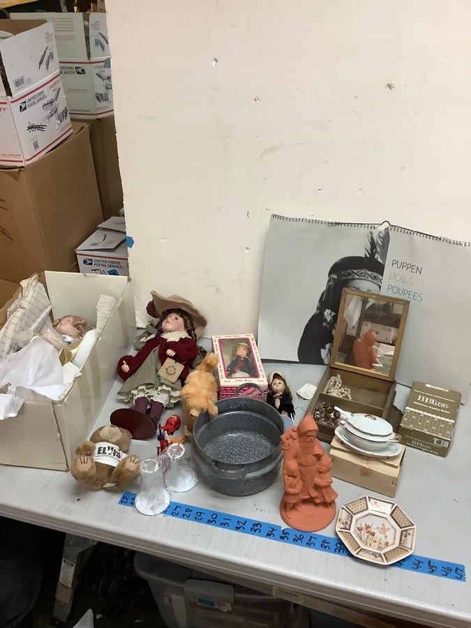 Puppen dolls 1994 callender, jewelry box, dolls(shirley temple and more), Golden brocade sucer and: Puppen dolls 1994 callender, jewelry box, dolls(shirley temple and more), Golden brocade sucer and more