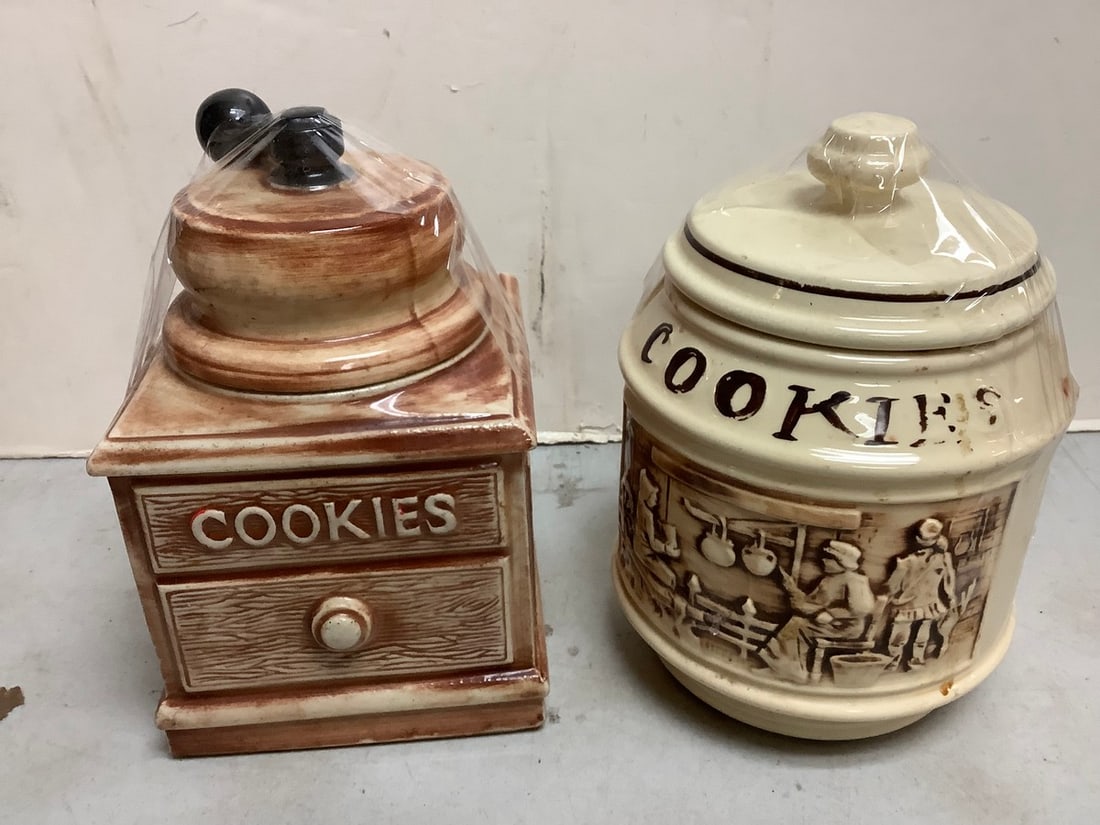 Vintage cookie jars(tallest 10.5in.): Vintage cookie jars(tallest 10.5in.)
