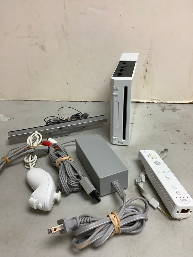 Wii console set with controller and nunchuck (1 of 1)