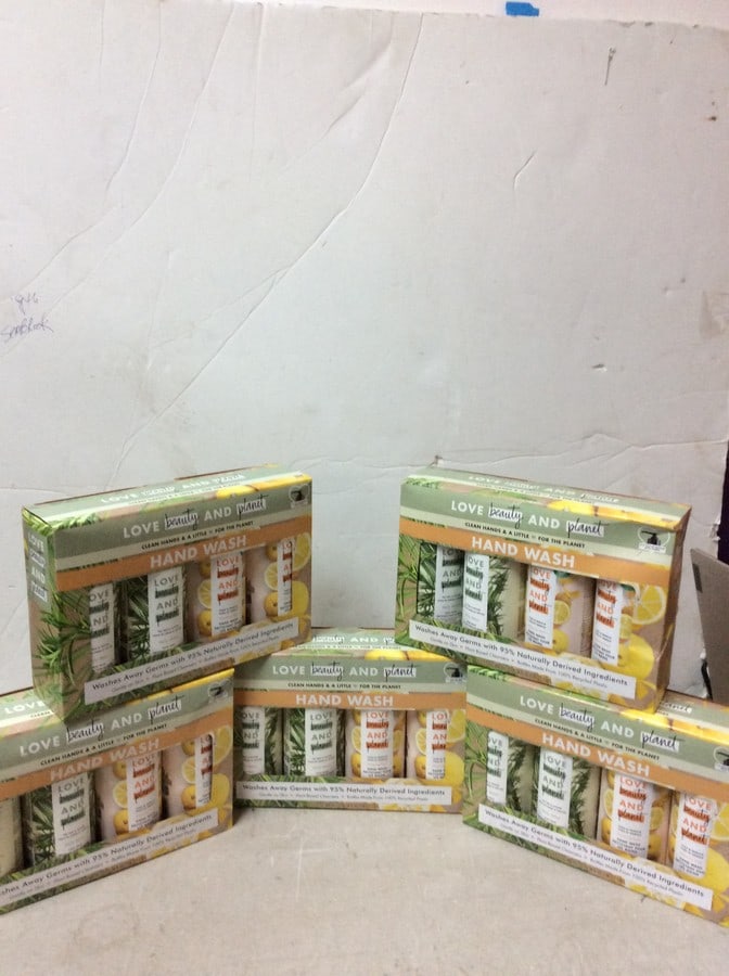 Lot of Love Beauty And Planet Hand Wash (1 of 1)