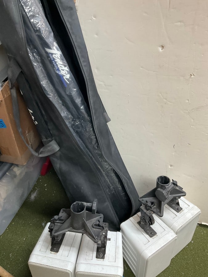 Fender pro audio speakers with stands(about 50in.tall) (1 of 1)