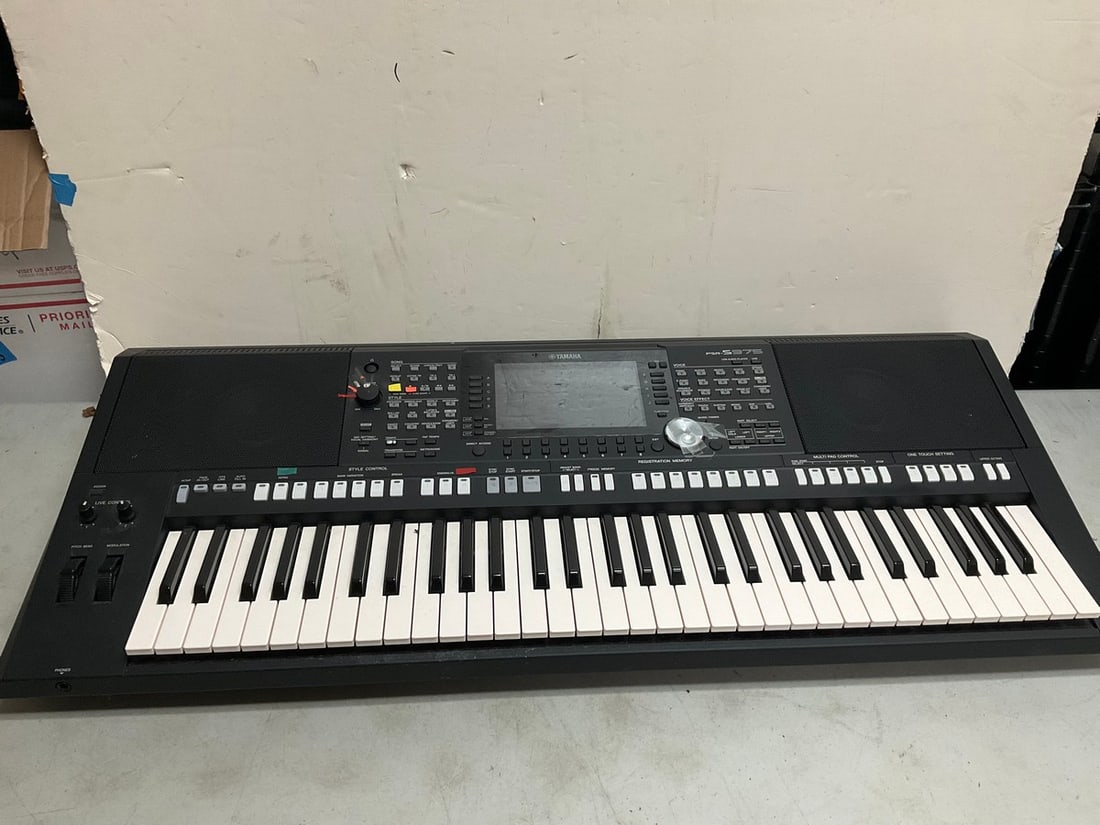Yamaha PSR-S975 keyboard(39in.x17in.x6in.) (1 of 1)