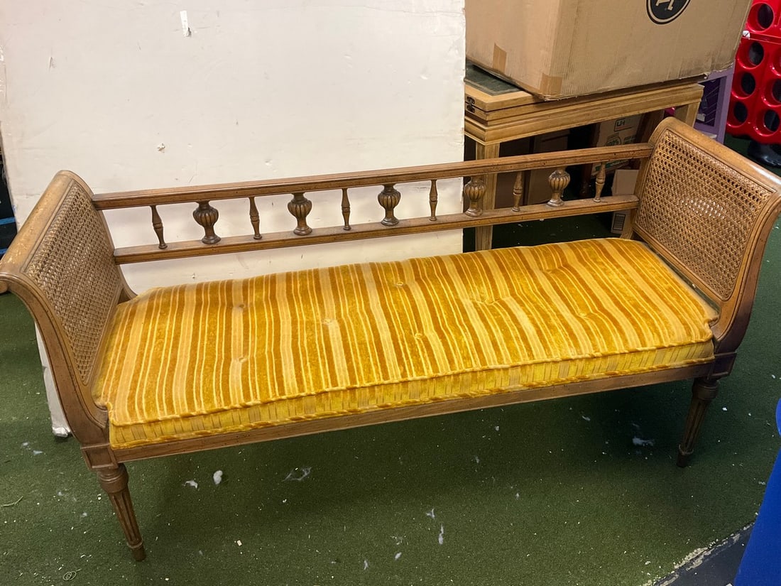 Cushioned bench(29.5x56.5in.x17.5in.): Cushioned bench(29.5x56.5in.x17.5in.)