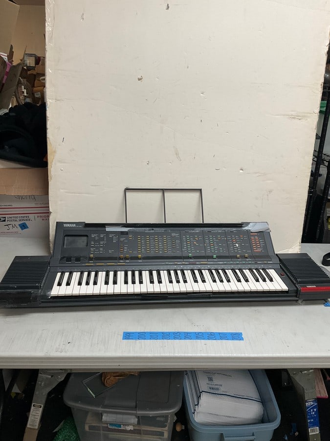 Yamaha PSR-6300 keyboard (1 of 1)
