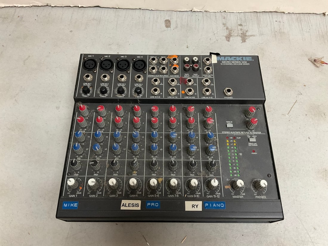 Mackie micro series 1202 (12 channel mic/line mixer) (1 of 1)