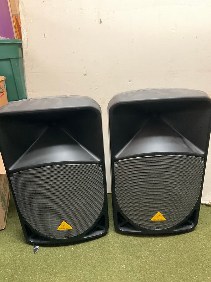 Behringer active 2 way PA speaker system with wireless option and integrated mixer(27.5in.tall) (1 of 1)