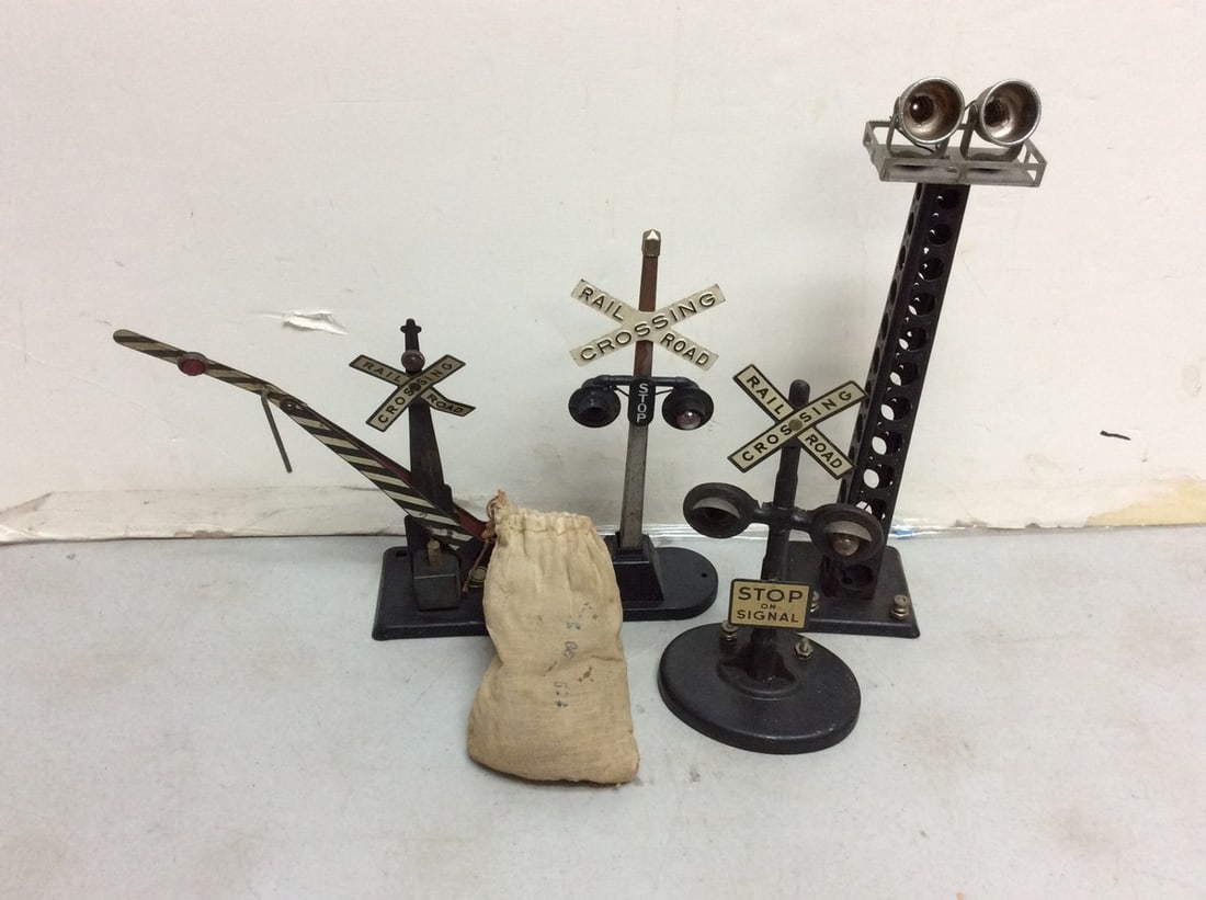 Lionel O-gauge train crossings(11.5in.tallest): Lionel O-gauge train crossings(11.5in.tallest)