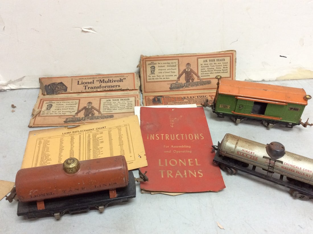 Lionel O-gauge trains and manuals (1 of 1)