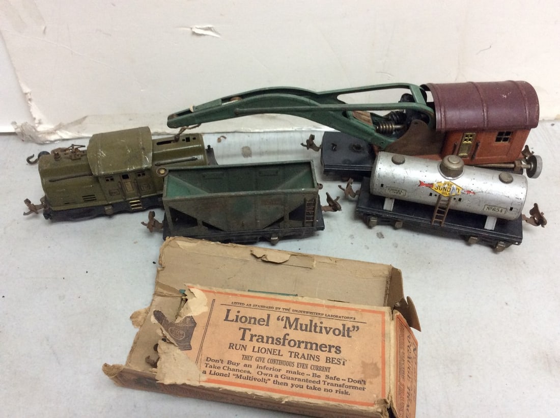 Vintage Lionel train engine and cars (1 of 1)