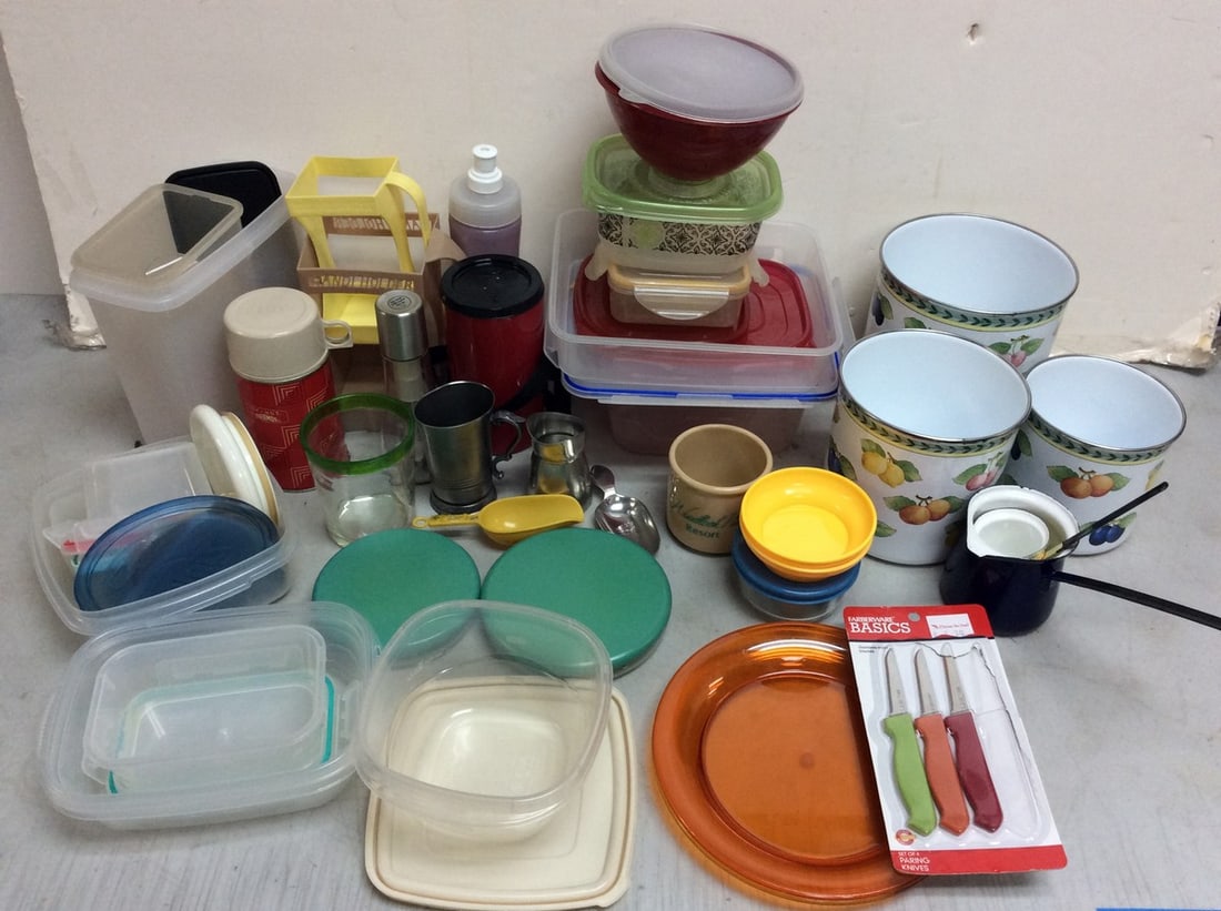Various containers, Farberware basics knives, and more(Villeroy & Boch, Pyrex,etc.-tallest about (1 of 1)